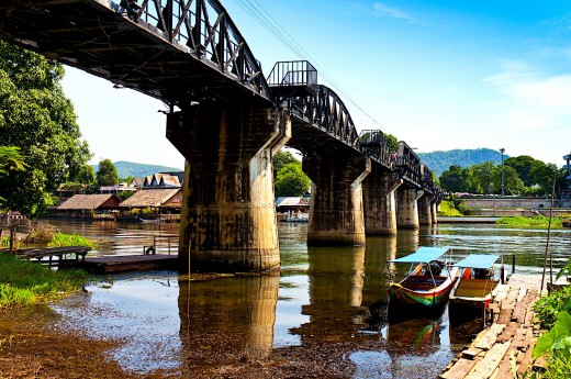 Most pŕes řeku Kwai.