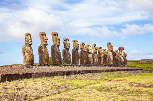 15 soch Moai a každá jinak velká.