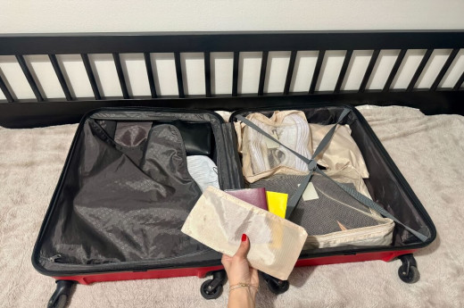 Cestující balí kufr na dovolenou