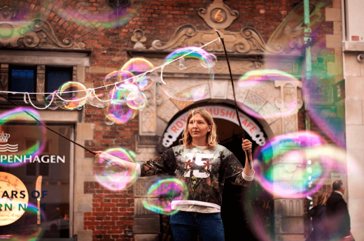 Velké barevné bubliny z bublifuku v Kodani.
