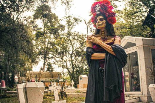 Mexičanka na hřbitově během Día de Muertos.