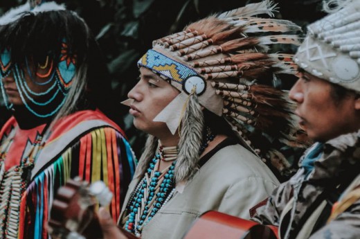 Domorodí obyvatelé Ameriky v tradičním oblečení.