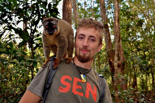 Průvodce CK SEN s lemurem v lese.