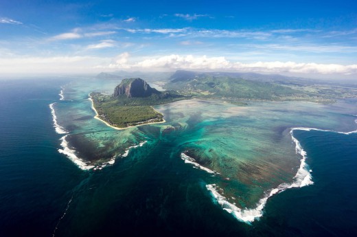 Letecký pohled na jih ostrova Mauricius, kam směřují naše poznávací výlety