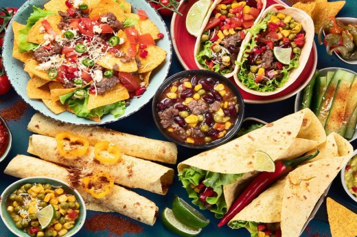 Tortilly a různá barevná mexická jídla.