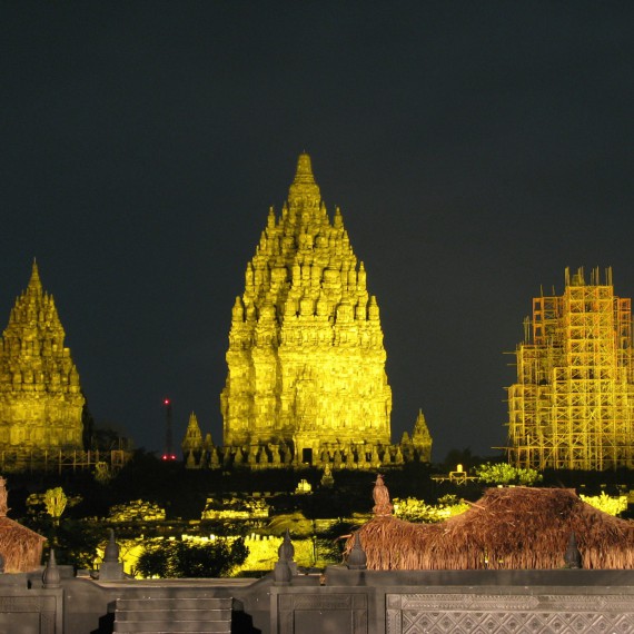 Prambanan v noci.