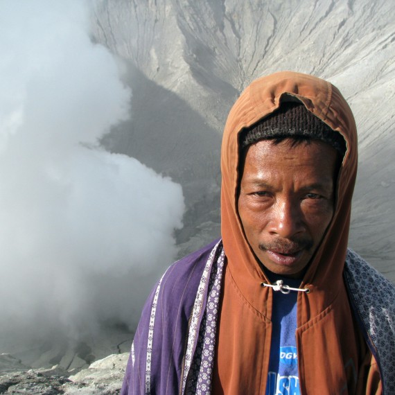 Nosič síry ze sopky Ijen.