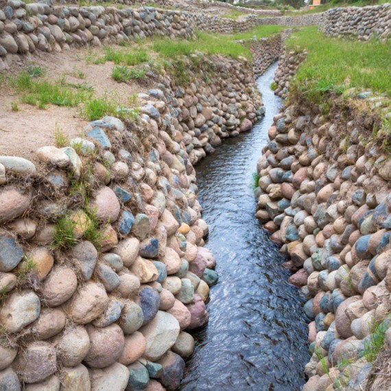 Potok u akvaduktů Cantalloc.
