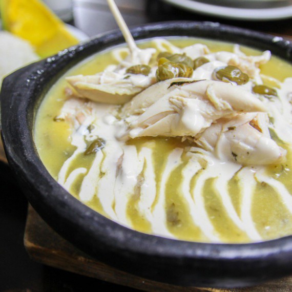 Kolumbijská polévka Ajiaco.