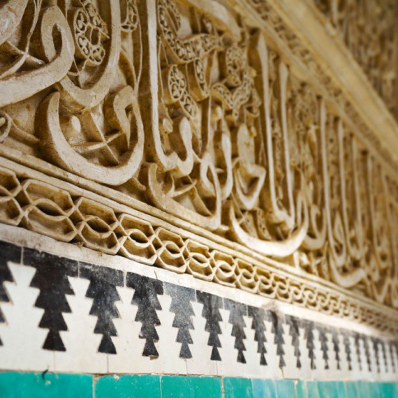 Detail zdobené stěny v Al Attarine Madrasa.