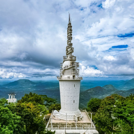 Vyhlídková věž Ambuluwawa nedaleko Kandy.