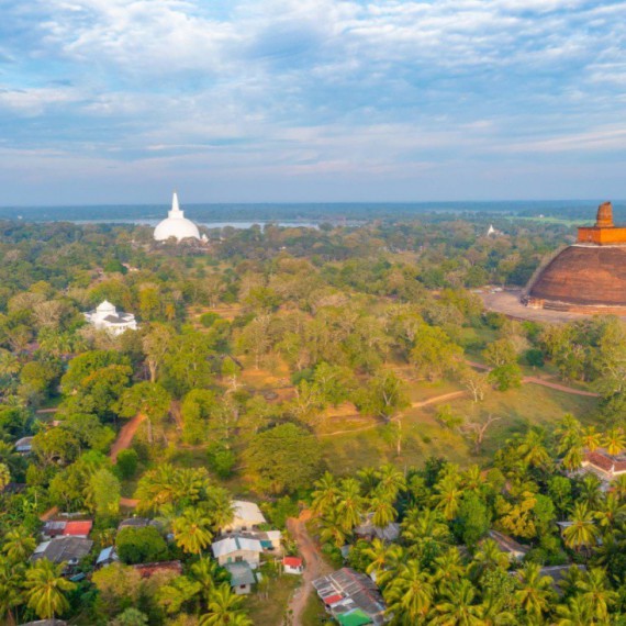 Letecký pohled na starobylé město Anuradhapura.