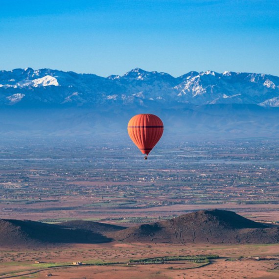 Let horkovzdušným balónem nad pohořím Atlas.