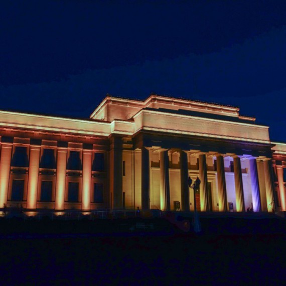 Aucklandské muzeum v noci.