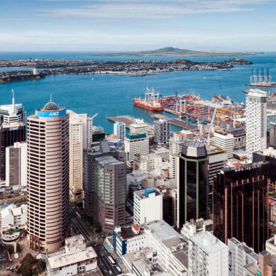 Pohled na mrakodrapy a přístav ve městě Auckland.