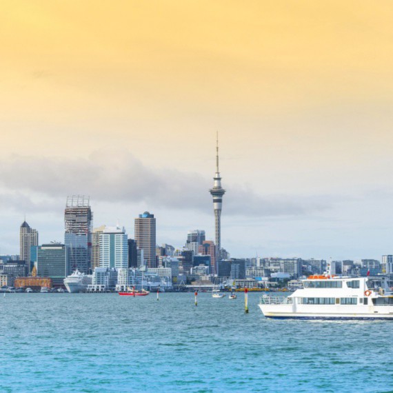 Plavba lodí kolem města.