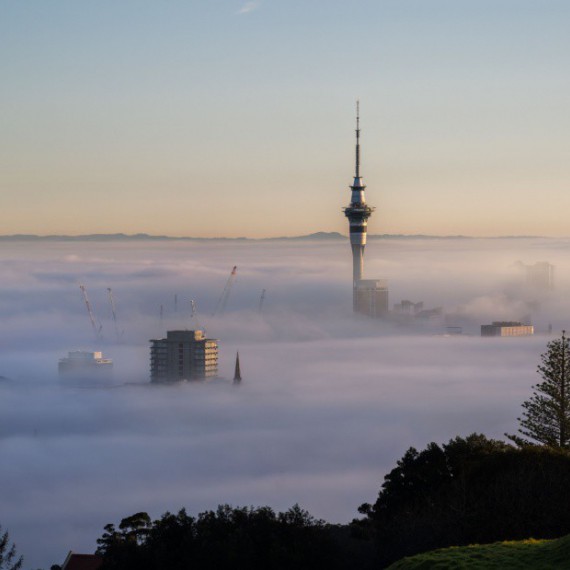 Auckland v ranní mlze.