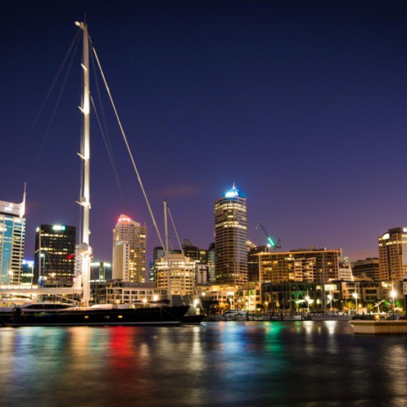 Pohled na noční Auckland.