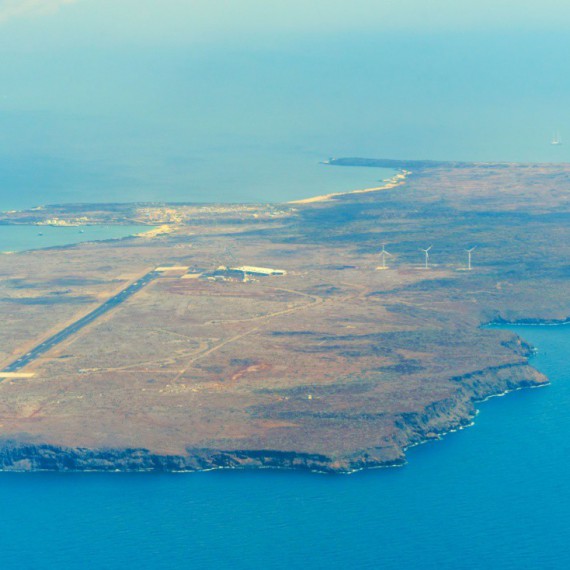 Letecký pohled na ostrov Baltra.