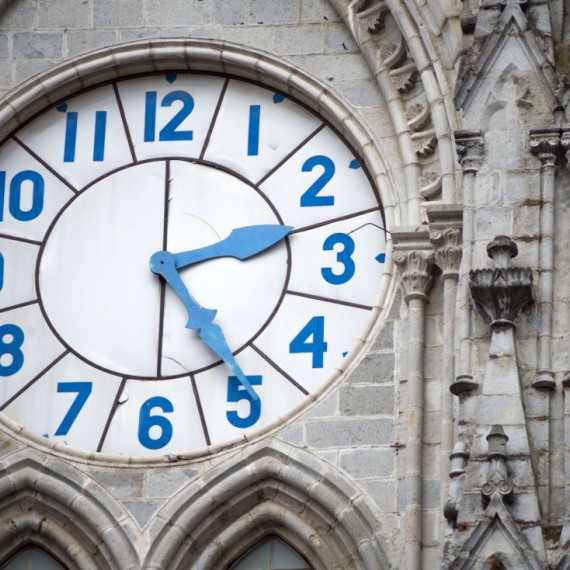 Hodiny na věži Baziliky národního slibu.