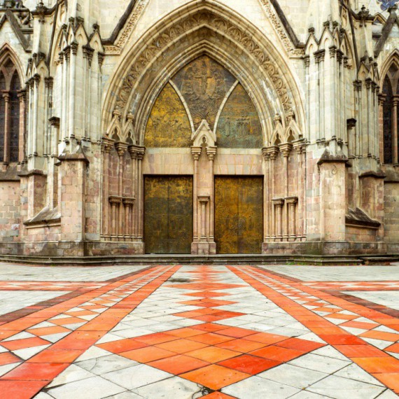 Zdobená dlažba u Baziliky národního slibu.