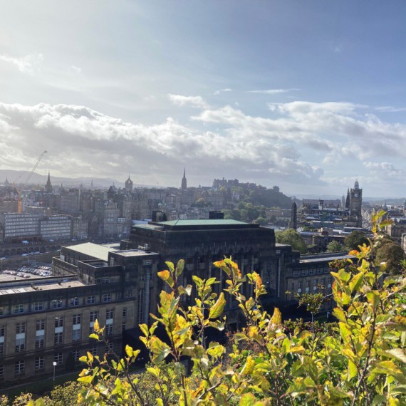 Výhled na město z kopce Calton.