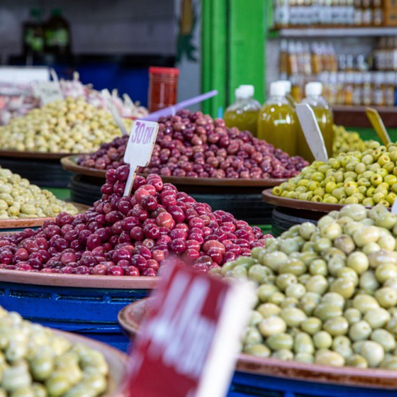 Obchod s olivami na tržišti Casablanca Central Market.