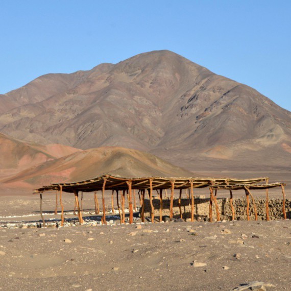Zastřešená hrobka na hřbitově Chauchilla.