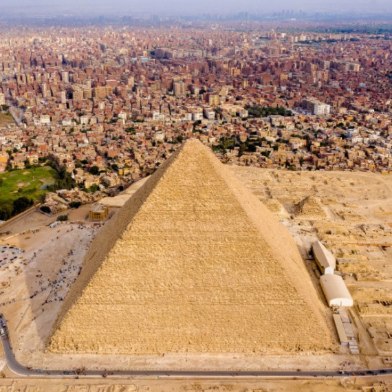 Cheopsova pyramida a město Káhira.