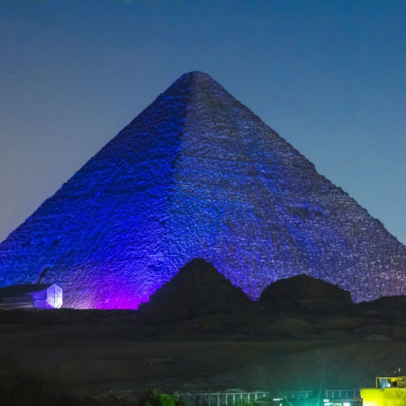 Nasvícená Cheopsova pyramida.