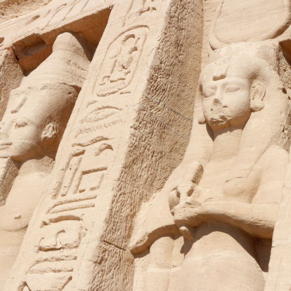 Detail stěny chrámu Hathor a Nefertari.