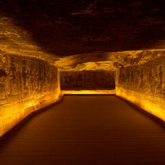 Interiér chrámu Hathor a Nefertari.