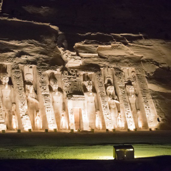 Osvětlený chrám Hathor a Nefertari.