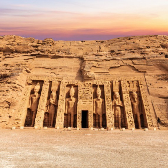 Západ slunce nad chrámem Hathor a Nefertari.