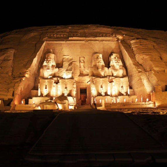 Velký chrám Ramesse II. v noci.