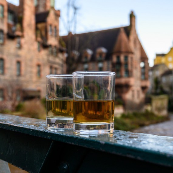 Skotská whisky a v pozadí Dean Village.