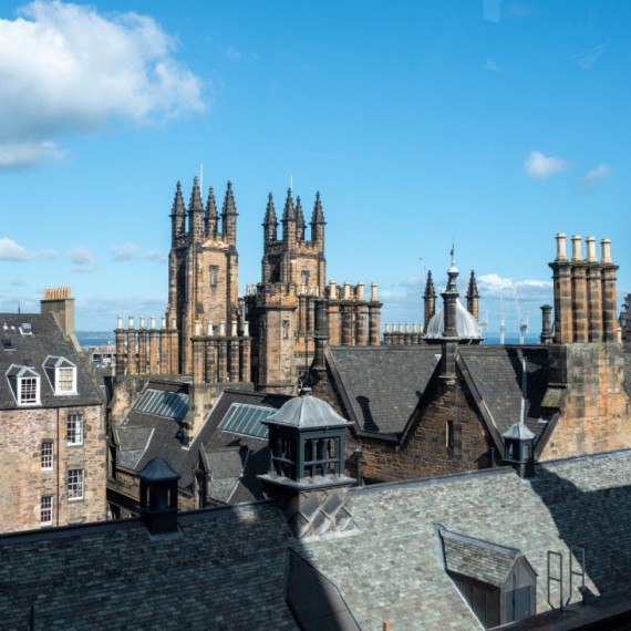 Typická místní architektura.