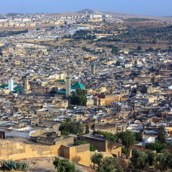 Pohled z výšky na město Fes.