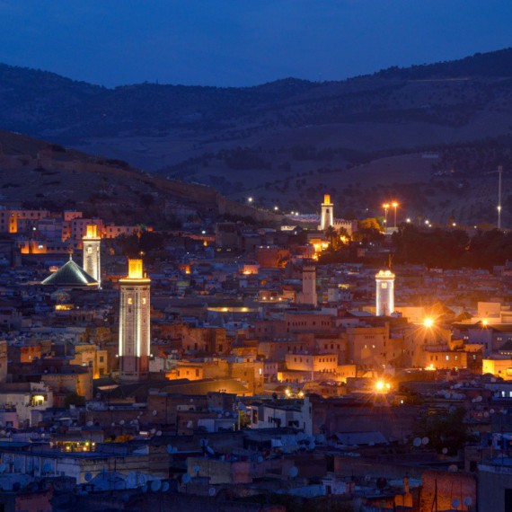 Město Fez v noci.