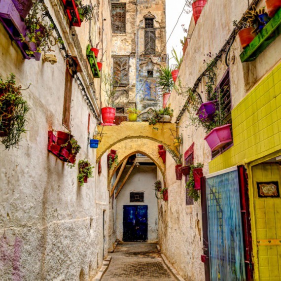 Barevná ulička ve městě Fez.
