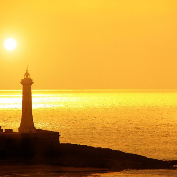 Západ slunce nad majákem Fort de la Calette.