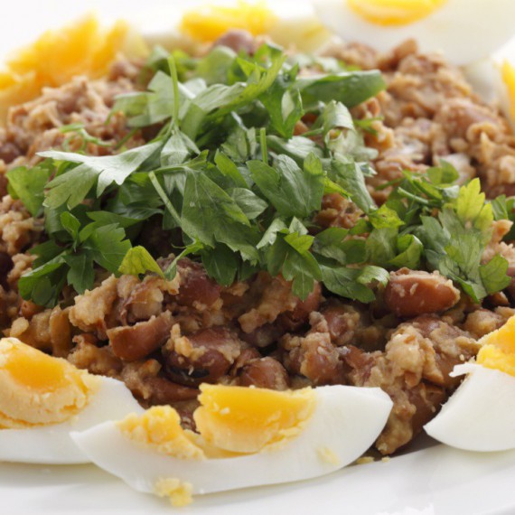 Tradiční egyptské jídlo ful medames. 