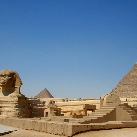 Pohled na Velkou sfingu a pyramidy.