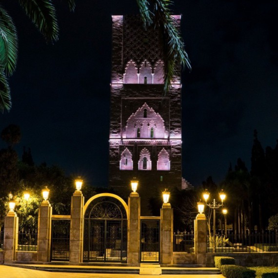 Osvětlená věž Hassan v noci.