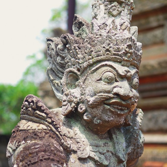 Socha hinduistického boha v Ubudu na Bali.
