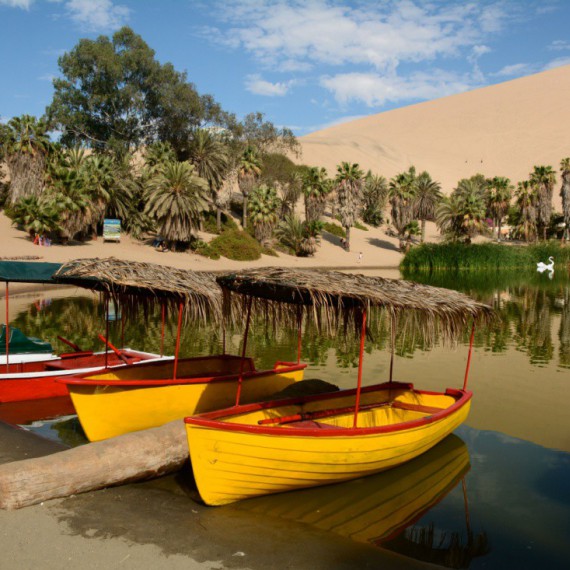 Loďky u oázy Huacachina.