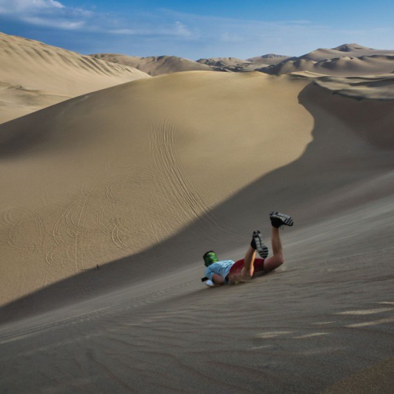 Sandboarding na písečných dunách.