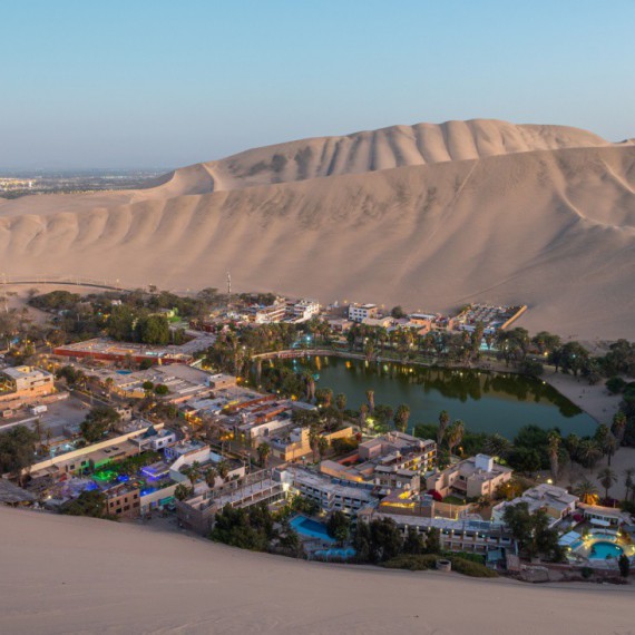 Vesnice v písečných dunách Huacachina.