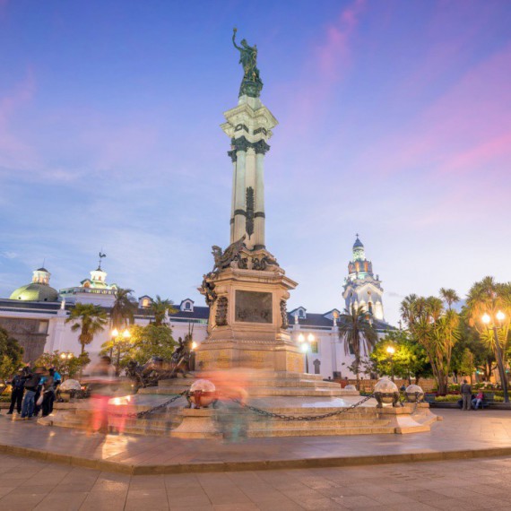 Monument na Náměstí Nezávislosti.