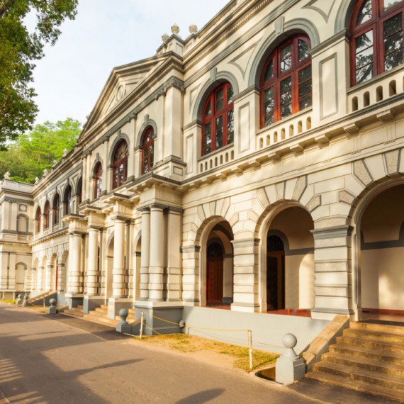 Budova Mezinárodní buddhistické muzea v Kandy.